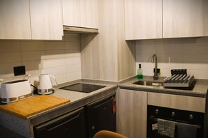 Fridge, oven, stovetop, coffee/tea maker