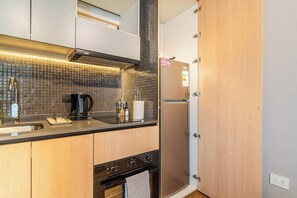 Wasserkocher mit Kaffee-/Teezubehör, Kühlschrank, Ofen, Herdplatte
