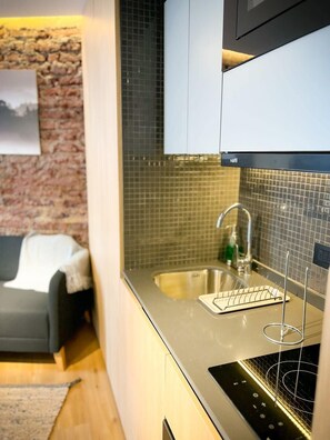 Réfrigérateur, four à micro-ondes, un four, surface de cuisson