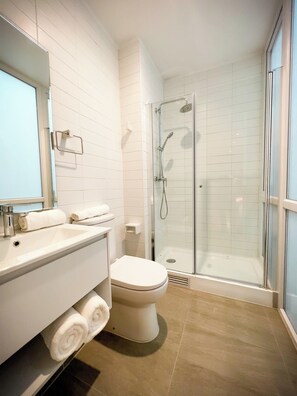 Douche, sèche-cheveux, serviettes fournies