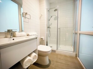 Dusche, Haartrockner, Handtücher, Shampoo
