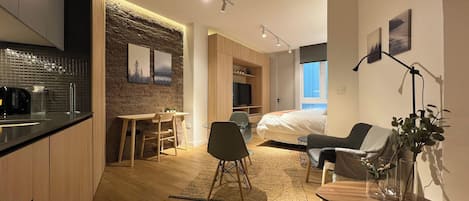 1 habitación, escritorio, tabla de planchar con plancha y wifi