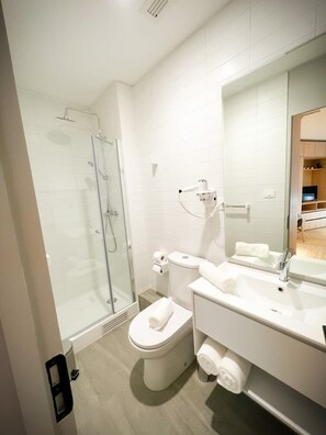 Shower, hair dryer, towels, shampoo - HOM l Wifi Calefacción I Cultura Bohemio Lastarria (Santiago)
