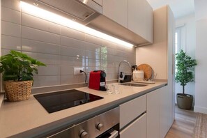Geladeira, micro-ondas, fogão, cooktop
