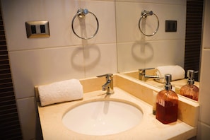 Douche, sèche-cheveux, serviettes fournies
