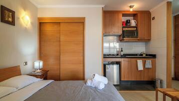 1 habitación, tabla de planchar con plancha, wifi y ropa de cama