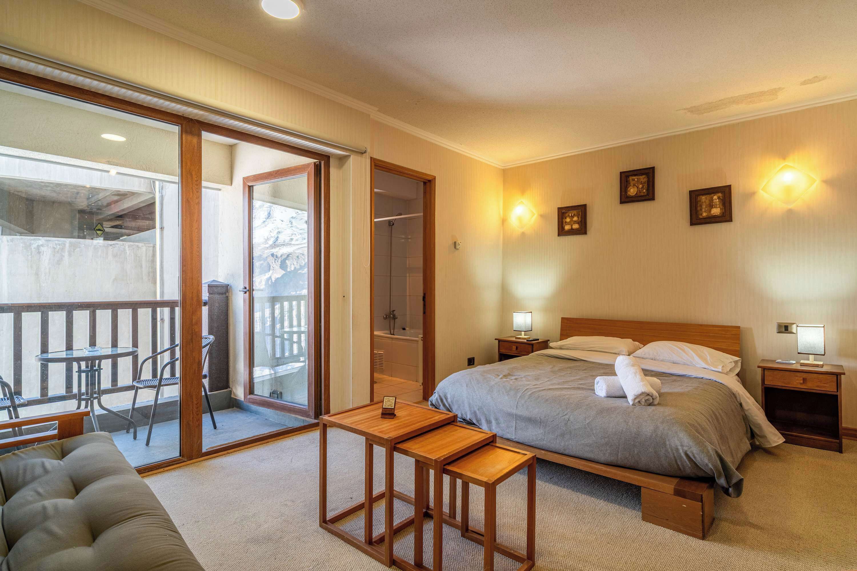 1 dormitorio, tabla de planchar con plancha, wifi y ropa de cama