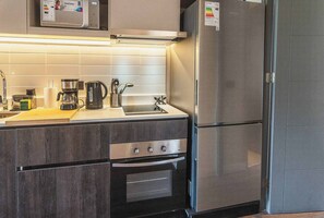 Køleskab, mikrobølgeovn, ovn, kogeplade