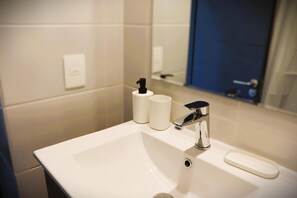 Shower, hair dryer, towels, shampoo