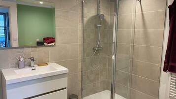 Ducha, secador de pelo, toallas, papel higiénico