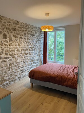 3 bedrooms, desk, iron/ironing board, travel crib