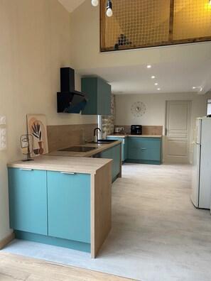 Fridge, microwave, oven, stovetop - La Grange d'Escrennes (Escrennes)