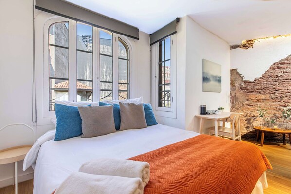 1 bedroom, desk, iron/ironing board, WiFi