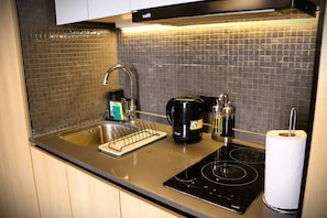 Frigorífico, microondas, horno y placa de cocina