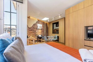 1 bedroom, desk, iron/ironing board, WiFi