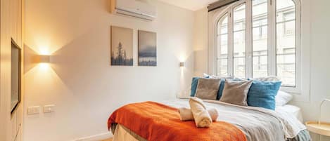 1 habitación, escritorio, tabla de planchar con plancha y wifi