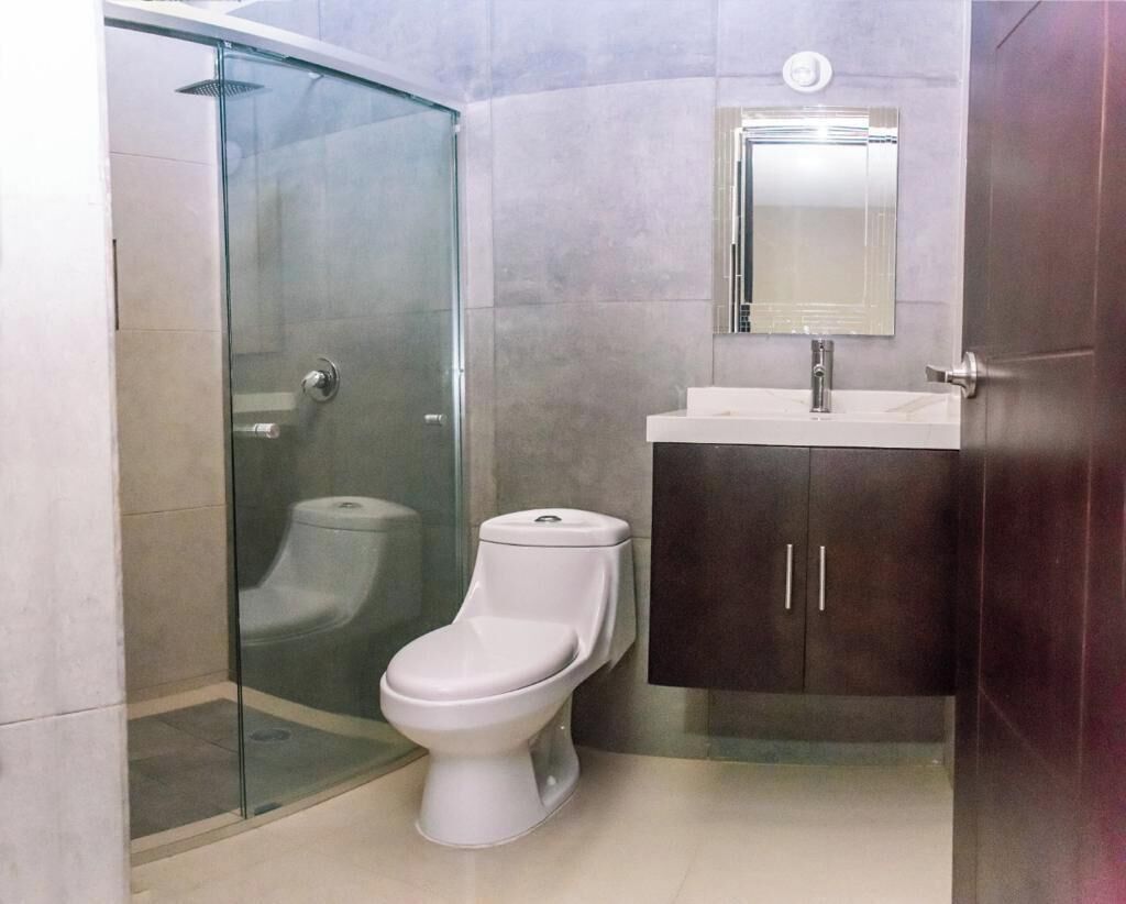 Basic-dobbeltværelse - 2 dobbeltsenge | Badeværelse | Bruser, brusehoved med spredningseffekt, gratis toiletartikler
