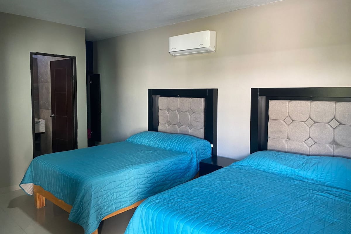 Habitación básica doble, 2 camas matrimoniales | Ropa de cama hipoalergénica y decoración personalizada