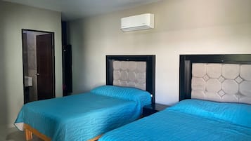 Habitación básica doble, 2 camas matrimoniales | Ropa de cama hipoalergénica y decoración personalizada
