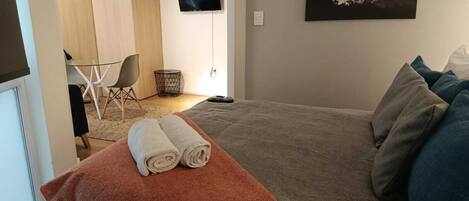 1 bedroom, desk, iron/ironing board, WiFi