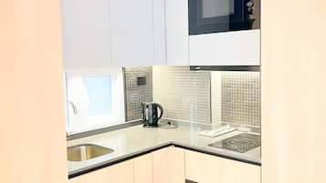 Jääkaappi, mikroaaltouuni, uuni, liesi