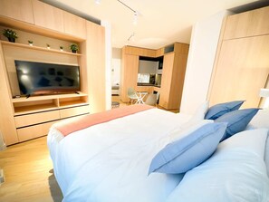 2 bedrooms, desk, iron/ironing board, WiFi