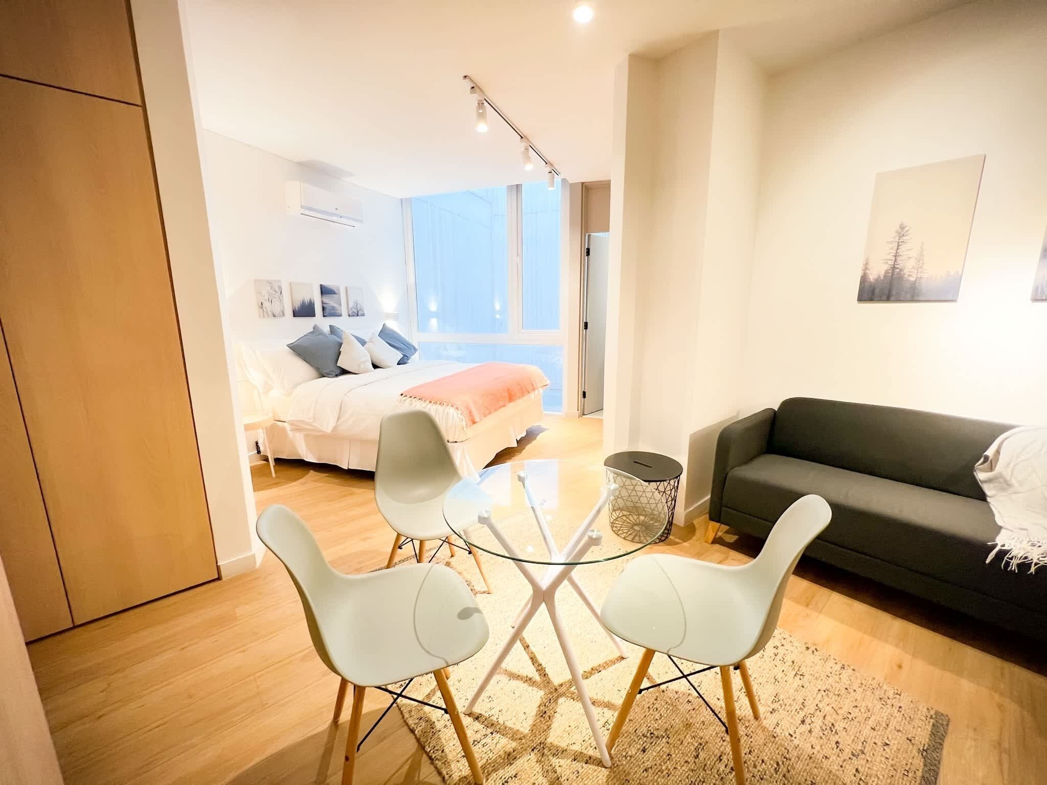 2 habitaciones, escritorio, tabla de planchar con plancha y wifi 