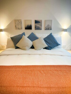 2 bedrooms, desk, iron/ironing board, WiFi