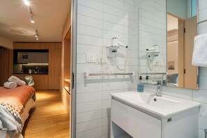 Dusche, Haartrockner, Handtücher, Shampoo