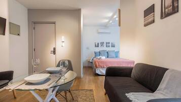 1 habitación, tabla de planchar con plancha, wifi y ropa de cama