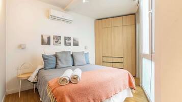 1 slaapkamer, een strijkplank/strijkijzer, wifi, beddengoed