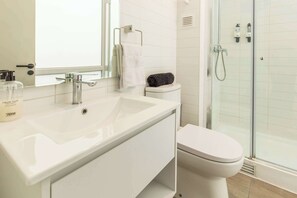 Shower, hair dryer, towels, shampoo