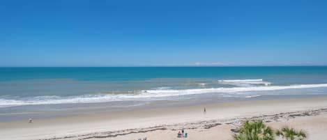 Plage, chaises longues, serviettes de plage
