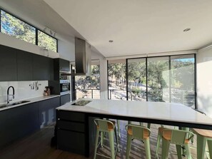 Kylskåp, mikrovågsugn, ugn och spishäll