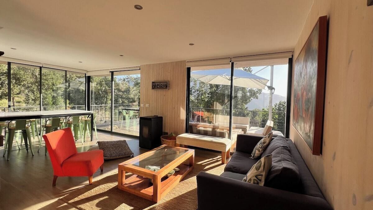 Een televisie, een open haard, boeken en een stereo