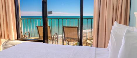 Tabla de planchar con plancha, wifi gratis y ropa de cama