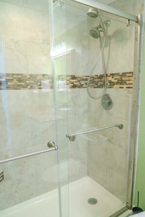 Douche, sèche-cheveux, serviettes fournies, shampoing
