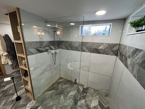 Chuveiro, secador de cabelo, toalhas de banho, sabonete