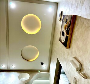 อีโคโนมีอพาร์ทเมนท์ | บริเวณนั่งเล่น | ทีวีจอพลาสมา 30 ซม. พร้อมช่องดาวเทียม