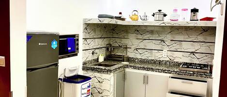 Microondas, cafetera y tetera y tetera eléctrica