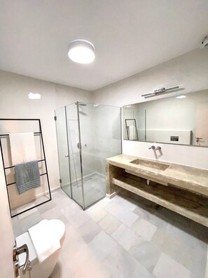 Een douche, handdoeken, zeep, shampoo