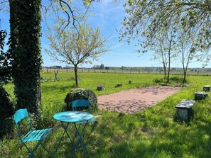 Outdoor dining - Gîte Au gré de la Loire : swimming pool and spa (Loire-Authion)