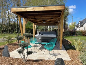 Outdoor spa tub - Gîte Au gré de la Loire : swimming pool and spa (Loire-Authion)