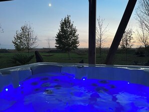 Outdoor spa tub - Gîte Au gré de la Loire : swimming pool and spa (Loire-Authion)