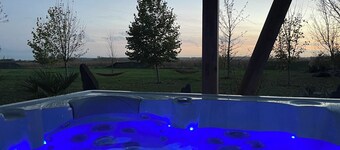 Gîte Au gré de la Loire : swimming pool and spa