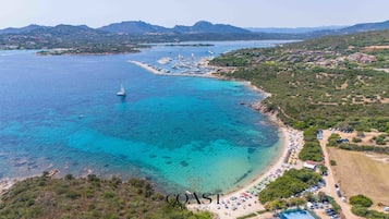 Una spiaggia nelle vicinanze