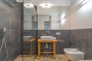 Hair dryer, towels - White Sea House - Great apt w/ sea view, WiFi, A/C (Olbia)