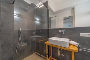 Secador de cabelo, toalhas de banho