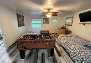 8 bedrooms, iron/ironing board, WiFi, bed sheets - Bachelor, Weddings, College reunions, 2 houses on 1 acre nature freedom, swimspa (Tampa)