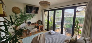 Premium bedding, pillowtop beds, individually decorated - Chalé Ateliê Poder das Pedras (São Paulo)